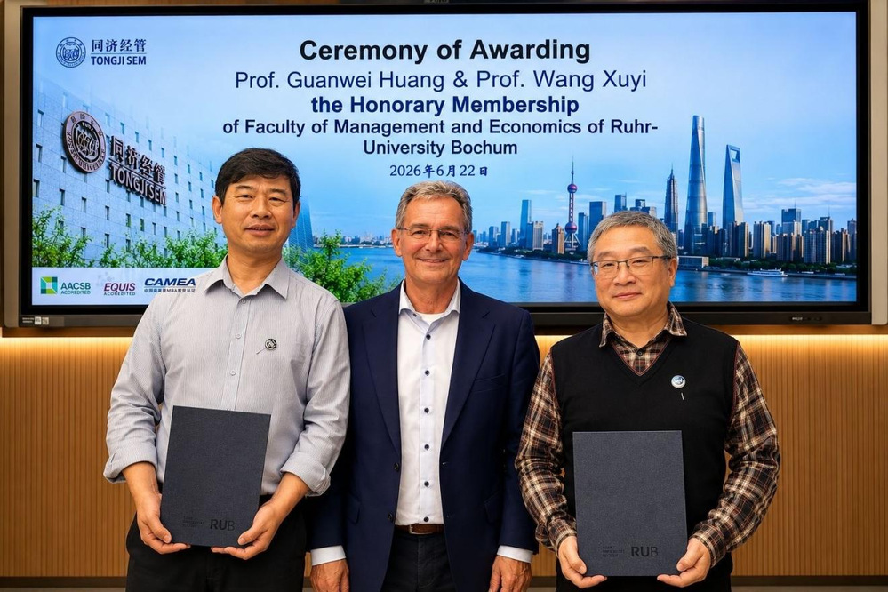 Prof. Dr. HUANG Guanwei und Prof. Dr. WANG Xuyi zu Ehrenangehörigen der Fakultät für Wirtschaftswissenschaft der RUB ernannt